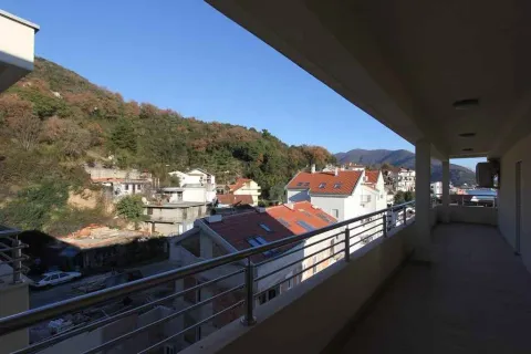 Pogled sa dugačke terase na brda i okolne kuće. - image 7