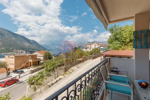 Natkriveni balkon sa garniturom za sjedenje i pogledom na more i planine. - image 6