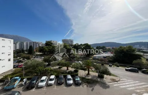 Pogled sa terase na okolne zgrade, parking i zelenilo. - image 13