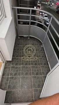 Manji popločani balkon sa metalnom ogradom i pogledom na ulicu. - image 9