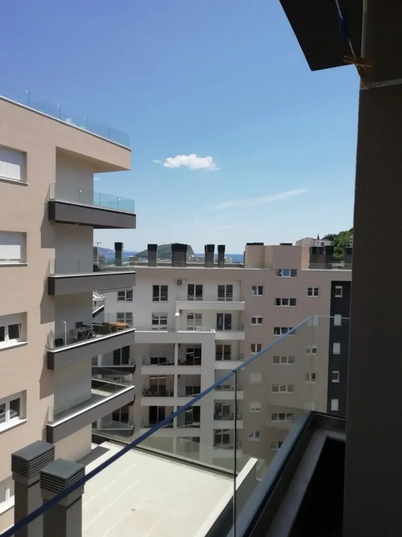 Pogled sa terase na okolne stambene zgrade i more.