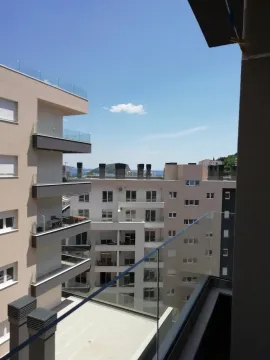 Pogled sa terase na okolne stambene zgrade i more. - image 2