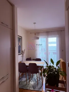 Dnevna soba sa trpezarijom i balkonskim vratima. - image 4