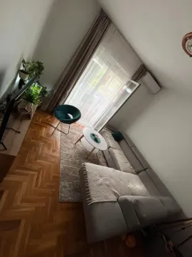 Dnevna soba sa ugaonom garniturom, stočićem i televizorom. - image 7