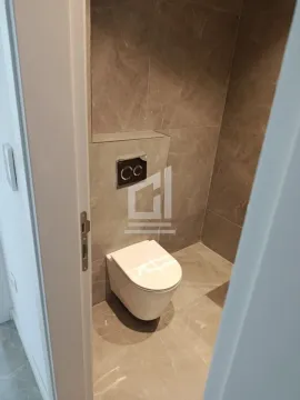 Pogled na kupatilo sa zidnim WC šoljom i sivim pločicama. - image 7