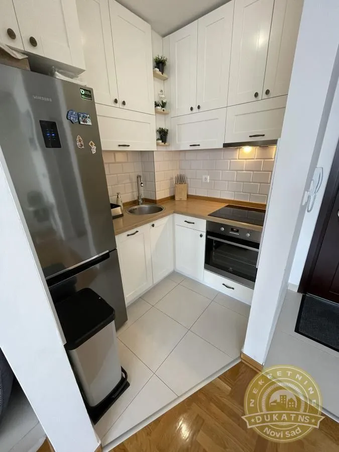 Prodaja, četvorosoban stan, 79m², Centar, Novi Sad