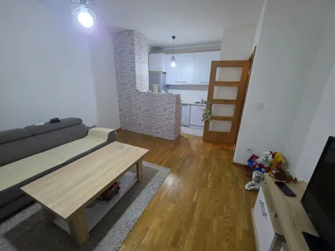 Dnevna soba sa garniturom i pogledom na kuhinju. - image 4