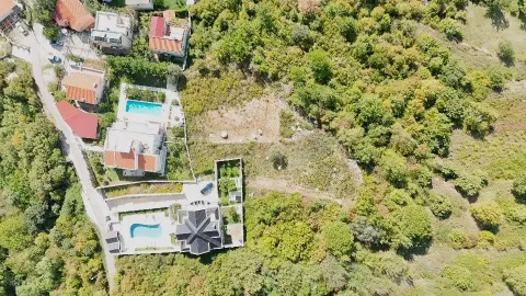 Pogled iz vazduha na imanje sa kućama, bazenom i okolinom. - image 2