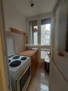 Manja kuhinja sa šporetom i izlazom na terasu. - image 11