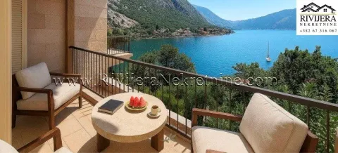 Namještena terasa sa garniturom za sjedenje i pogledom na more. - image 9