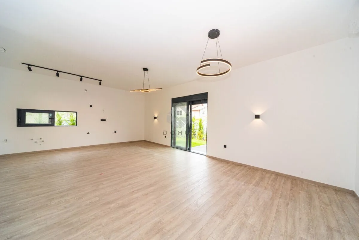 Prodaja, kuća, 202m², Tološi, Podgorica