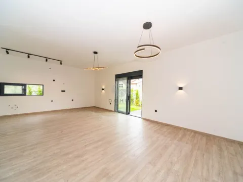 Sale, house, 202m², Tološi, Podgorica - image 11