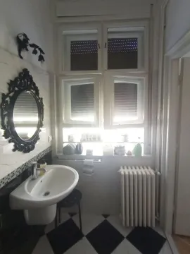 Kupatilo sa umivaonikom, ogledalom i prozorom. - image 10