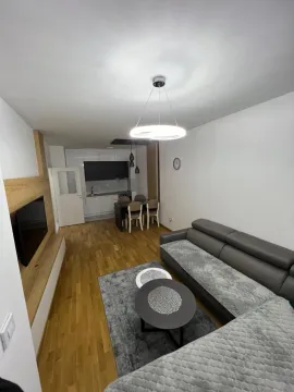 Dnevna soba sa ugaonom garniturom, trpezarijom i kuhinjom u pozadini. - image 6