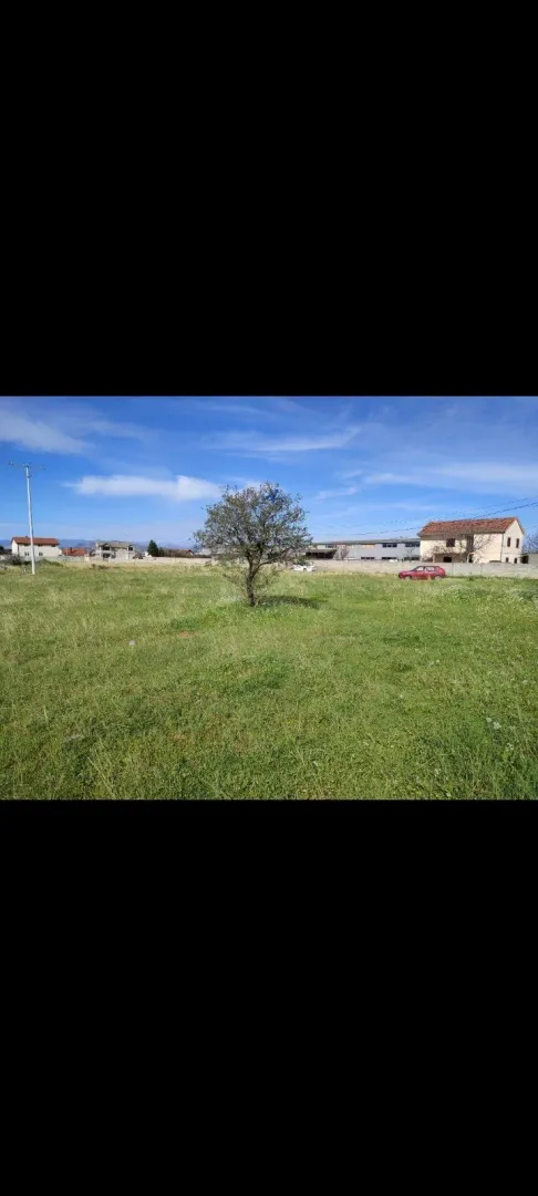 Prostran travnati plac na prodaju u mirnom mjestu.