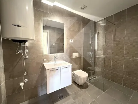 Moderne kupatilo sa tuš kabinom, umivaonikom i wc šoljom obloženo keramičkim pločicama. - image 24
