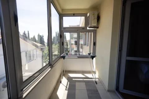 Zastakljeni balkon sa sušilicom za veš i pogledom na okolinu. - image 12