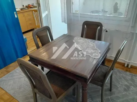 Trpezarijski sto sa četiri stolice u sklopu dnevnog boravka. - image 2
