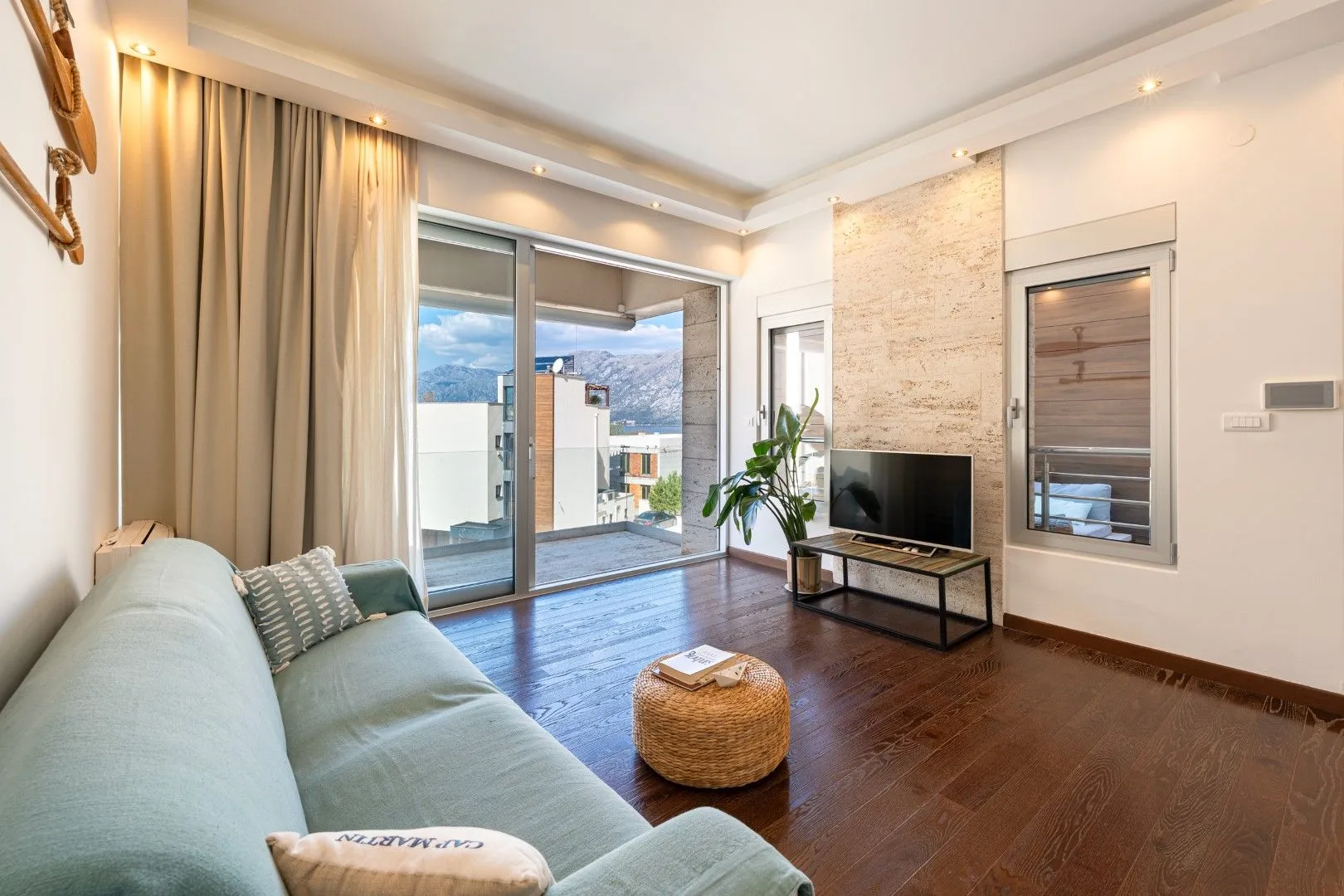 Prodaja, dvosoban stan, 82m², Dobrota, Kotor