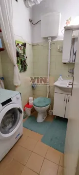Manje kupatilo sa sanitarijama, umivaonikom i veš mašinom. - image 10