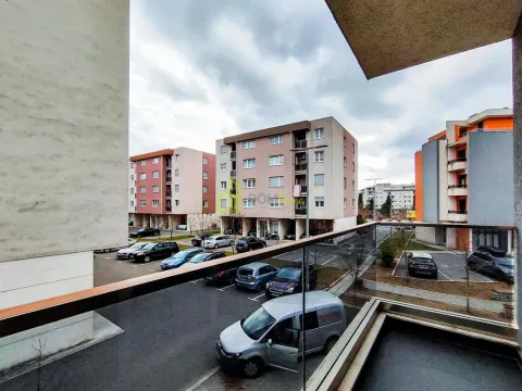 Pogled sa terase na okolne stambene zgrade i parking. - image 9