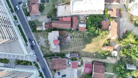 Pogled iz vazduha na građevinsku parcelu sa okolinom i saobraćajnicom. - image 7