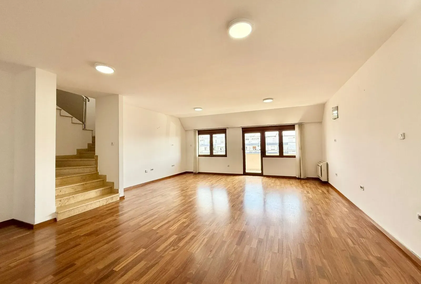 Prodaja, četvorosoban stan, 220m², Preko Morače, Podgorica