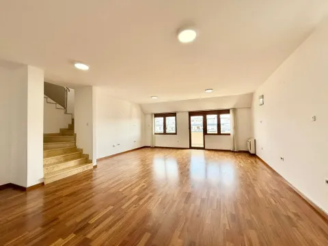 Prodaja, četvorosoban stan, 220m², Preko Morače, Podgorica - image 1