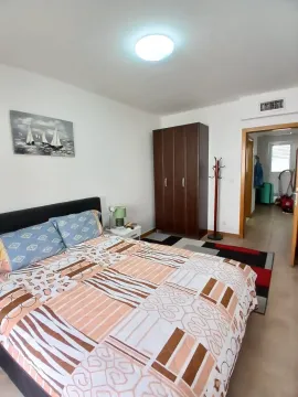 Namještena spavaća soba sa bračnim krevetom i ormarom. - image 3