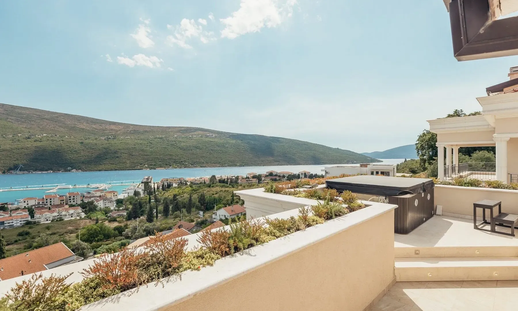 Prodaja, trosoban stan, 226m², Bunovići, Kotor