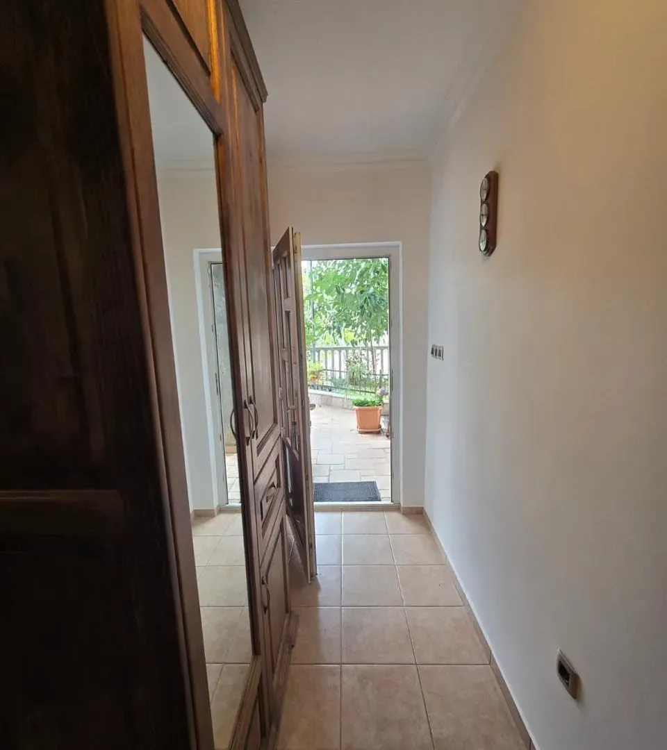 Izdavanje, dvosoban stan, 80m², Tripovići, Tivat