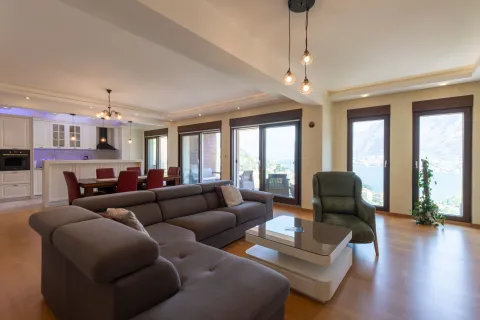 Rent, three bedroom apartment, 141m², Škaljari, Kotor - image 17