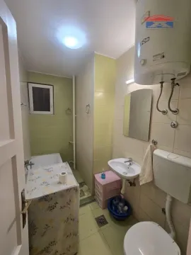 Kupatilo opremljeno tuš kadom, umivaonikom, wc šoljom i bojlerom. - image 5