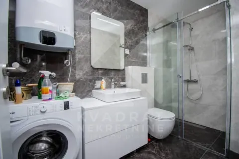 Moderne kupatilo sa tuš kabinom, umivaonikom, toaletom i veš mašinom. - image 14