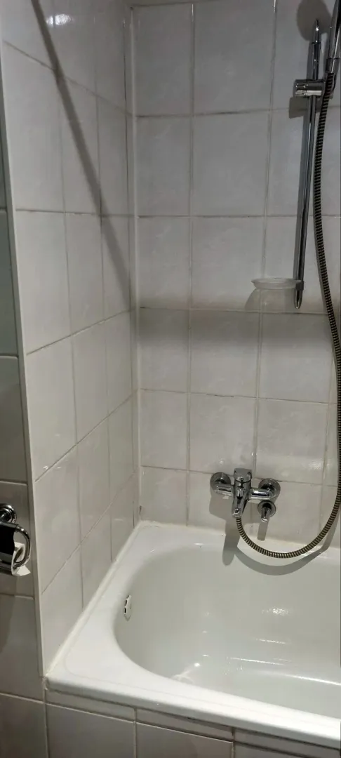 Kupatilo sa kadom i tuš baterijom.