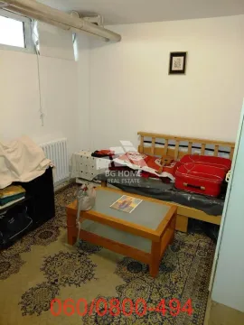 Manja spavaća soba sa krevetom, stočićem i tepihom. - image 16