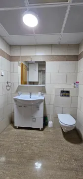 Potpuno opremljeno kupatilo sa umivaonikom, ogledalom i toaletom. - image 15