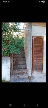 Spoljni dio objekta sa metalnim stepenicama i vratima. - image 4