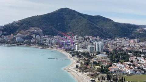 Pogled sa nekretnine na grad, obalu i planinu. - image 17