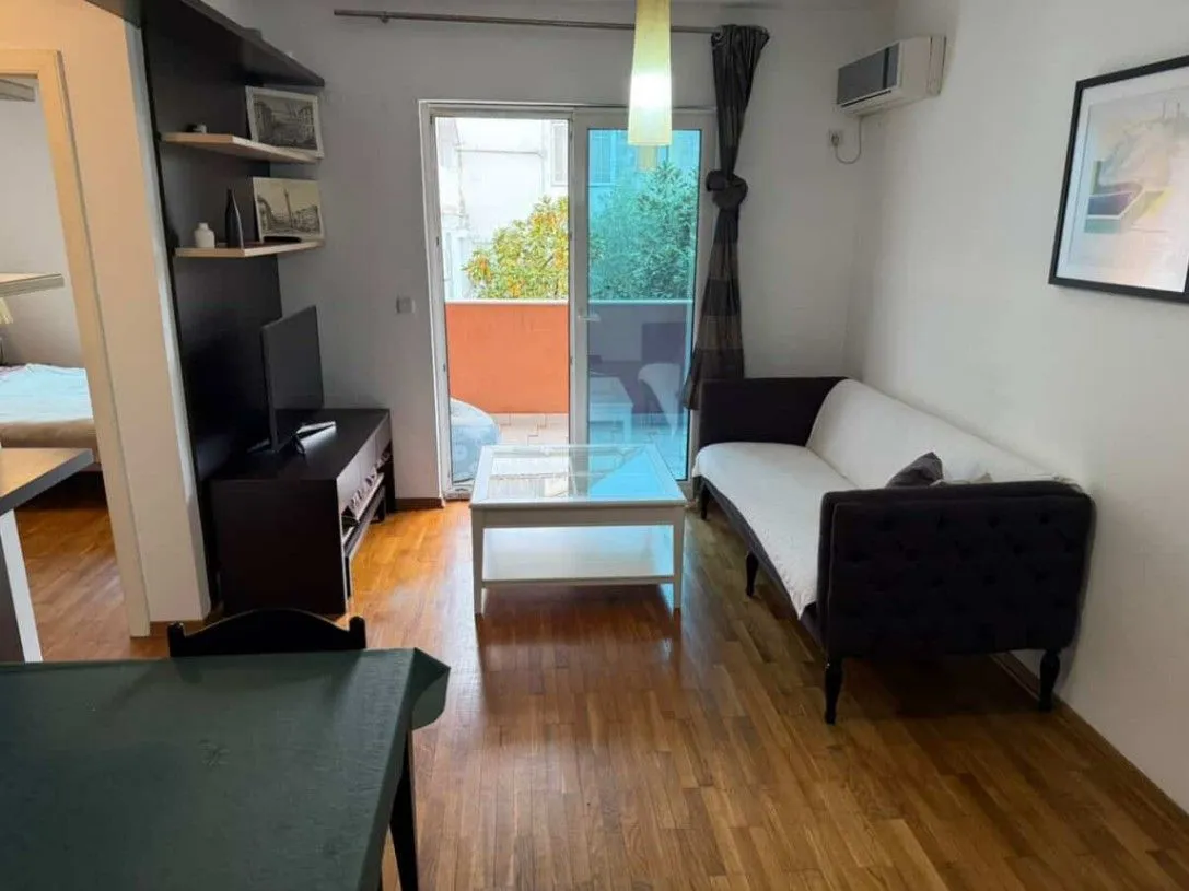 Izdavanje, jednosoban stan, 43m², Centar, Budva
