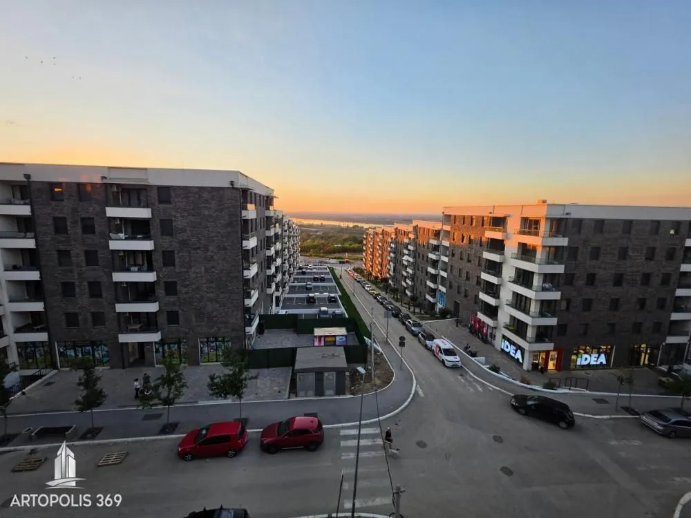 Pogled iz apartmana na stambeni kompleks u sumrak.
