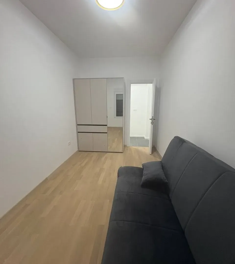 Izdavanje, dvosoban stan, 80m², Centar, Podgorica