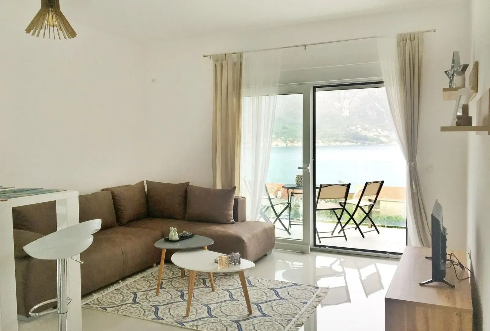 Izdavanje, jednosoban stan, 52m², Dobrota, Kotor