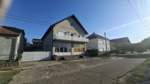 Pogled na prednju fasadu kuće sa dvorištem i ulicom u naselju. - image 3