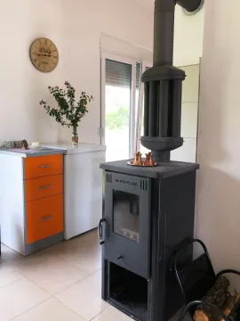 Dnevni boravak sa pećom na drva i komodom. - image 6