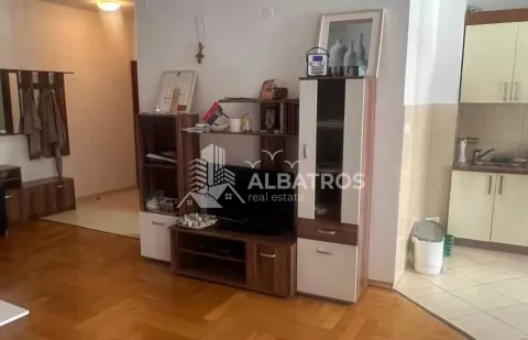 Dnevni boravak sa komodom i televizorom u sklopu otvorenog prostora. - image 4