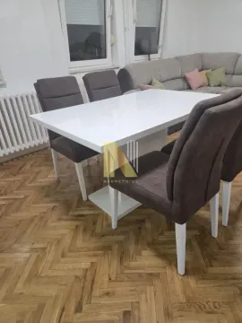 Trpezarija sa stolom i stolicama u sklopu dnevnog boravka. - image 13