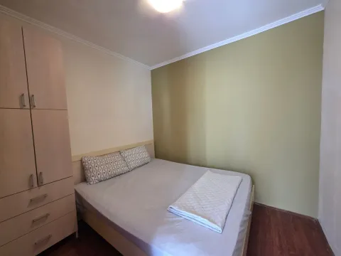Furnished bedroom with a double bed and a wardrobe. - image 18