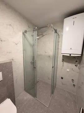 Kupatilo sa tuš kabinom i bojlerom. - image 11