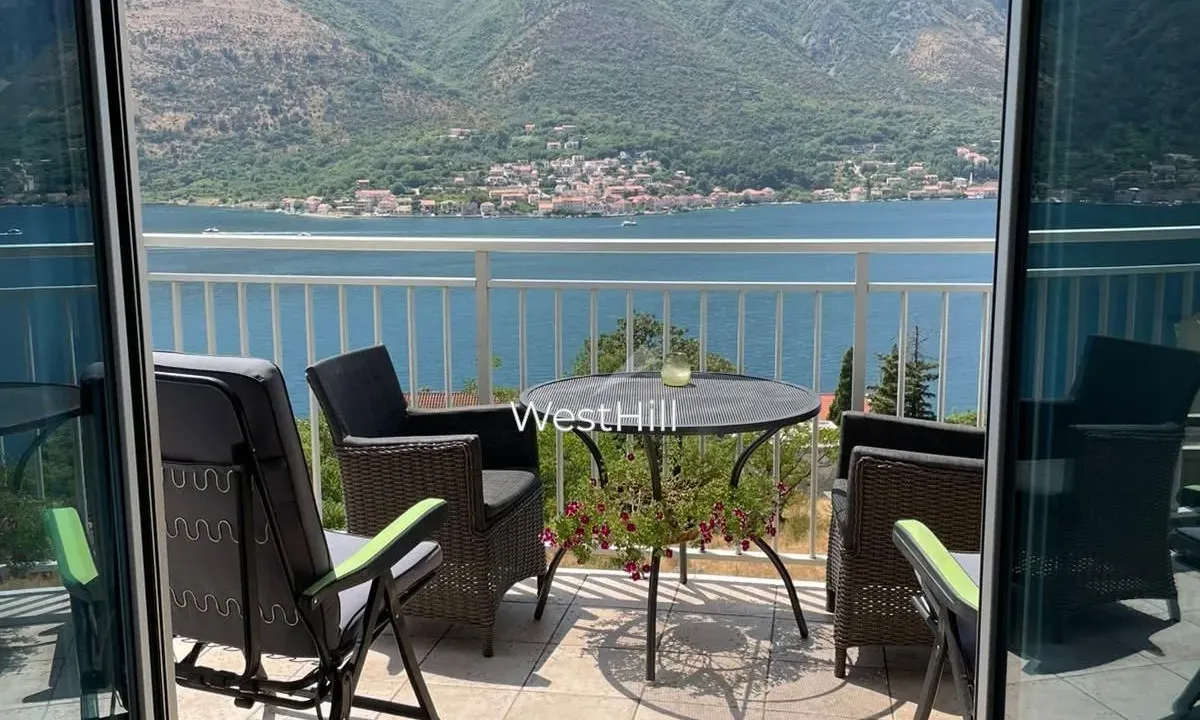 Sale, two bedroom apartment, 75m², Dobrota, Kotor